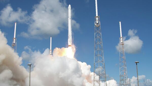 Запуск ракеты SpaceX Falcon 9 со спутником Dragon с мыса Канаверал, США. Архивное фото Запуск ракеты SpaceX Falcon 9 со спутником Dragon с мыса Канаверал, США. Архивное фото