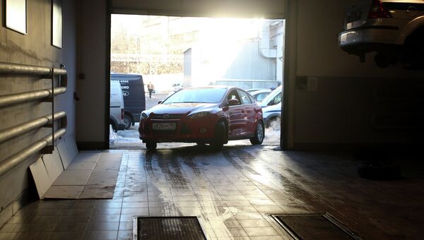 Автомобиль выезжает из сервисного центра Форд-Независимость после прохождения процедуры технического осмотра Автомобиль выезжает из сервисного центра Форд-Независимость после прохождения процедуры технического осмотра