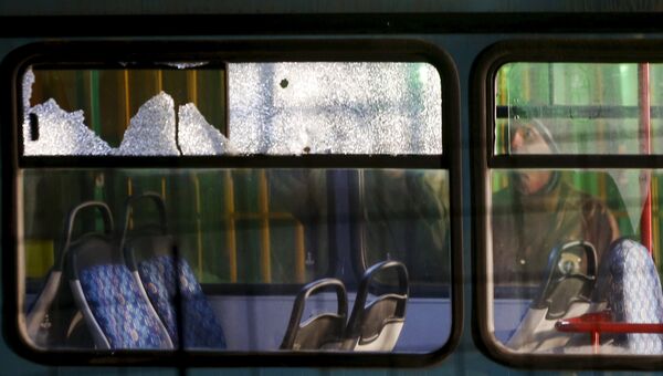 Разбитые стекла автобуса после стрельбы в Сараево Разбитые стекла автобуса после стрельбы в Сараево