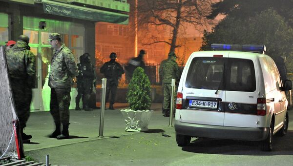 Полицейские на месте стрельбы в пригороде Сараево Полицейские на месте стрельбы в пригороде Сараево