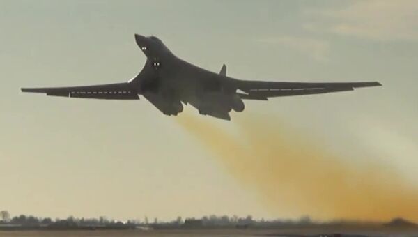 Бомбардировщик-ракетоносец Ту-160 Военно-космических сил России во время боевого вылета для нанесения авиаудара по объектам ИГ в Сирии. Бомбардировщик-ракетоносец Ту-160 Военно-космических сил России во время боевого вылета для нанесения авиаудара по объектам ИГ в Сирии.
