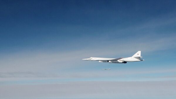 Стратегический бомбардировщик ТУ-160 выпускает ракету Стратегический бомбардировщик ТУ-160 выпускает ракету