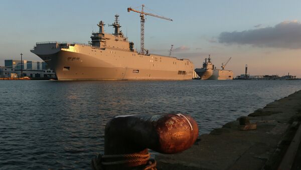 Два вертолетоносца типа Мистраль в порту Сен-Назера. Архивное фото Два вертолетоносца типа Мистраль в порту Сен-Назера. Архивное фото