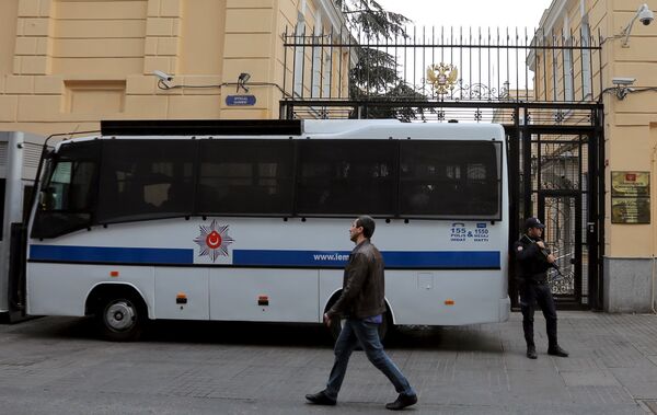Полиция перед российским консульством в центре города Стамбул, Турция Полиция перед российским консульством в центре города Стамбул, Турция
