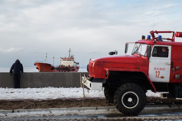 Вид с городской набережной на танкер Надежда, севший на мель в акватории порта Невельск Сахалинской области Вид с городской набережной на танкер Надежда, севший на мель в акватории порта Невельск Сахалинской области