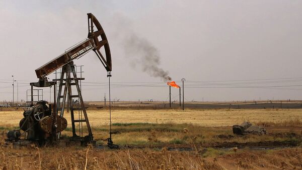 Вышки на нефтяном месторождении в Сирии. Архивное фото Вышки на нефтяном месторождении в Сирии. Архивное фото