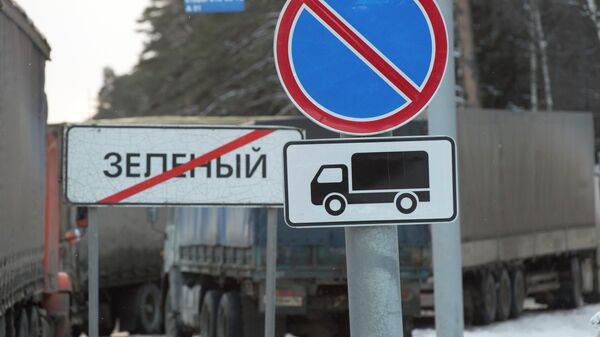 Грузовики на парковке для большегрузных машин. Архивное фото Грузовики на парковке для большегрузных машин. Архивное фото