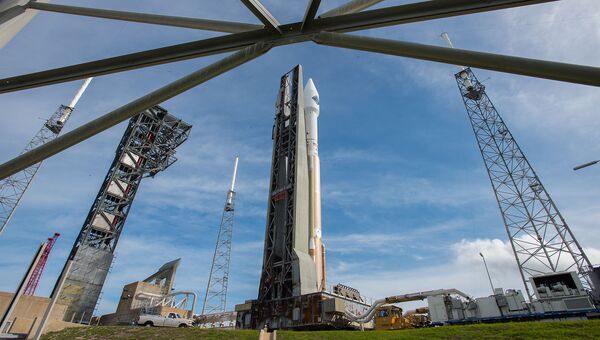 Ракета Atlas V с грузовым кораблем Cygnus на стартовой площадке космодрома на мысе Канаверал, США Ракета Atlas V с грузовым кораблем Cygnus на стартовой площадке космодрома на мысе Канаверал, США