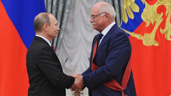 Президент России Владимир Путин и режиссёр Никита Михалков на церемонии вручения государственных наград Президент России Владимир Путин и режиссёр Никита Михалков на церемонии вручения государственных наград