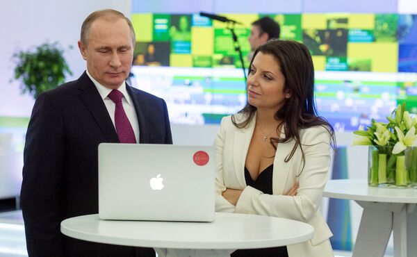 Президент России Владимир Путин и главный редактор телеканала RT (Russia Today) Маргарита Симоньян на выставке, посвящённой 10-летию вещания Russia Today Президент России Владимир Путин и главный редактор телеканала RT (Russia Today) Маргарита Симоньян на выставке, посвящённой 10-летию вещания Russia Today