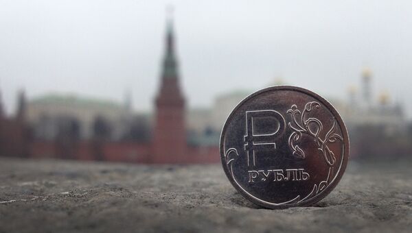 Рублевая монета на фоне Московского Кремля. Архивное фото Рублевая монета на фоне Московского Кремля. Архивное фото