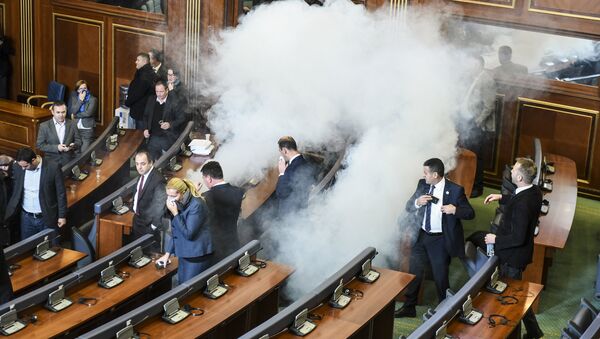 Слезоточивый газ на заседании парламента Косово. Архивное фото Слезоточивый газ на заседании парламента Косово. Архивное фото