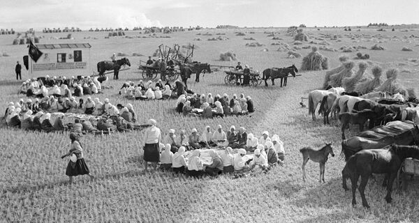 Обед на полевом стане. 1933 Обед на полевом стане. 1933