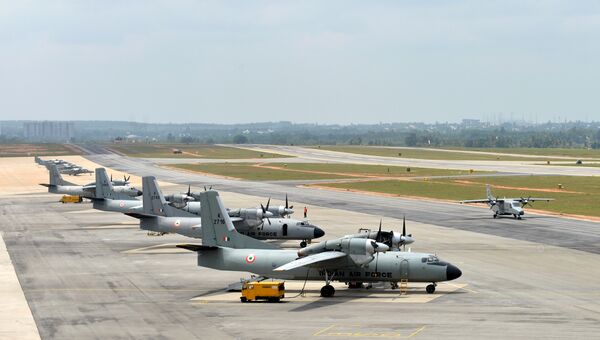 Самолеты Ан-32 ВВС Индии на авиабазе в Бангалоре Самолеты Ан-32 ВВС Индии на авиабазе в Бангалоре