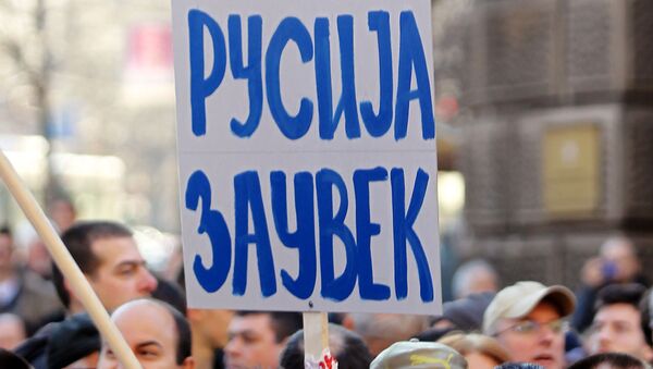 Участники общественного движения Dveri во время акции в Белграде. Надпись на плакате: Сербия всегда - Россия навсегда. Участники общественного движения Dveri во время акции в Белграде. Надпись на плакате: Сербия всегда - Россия навсегда.