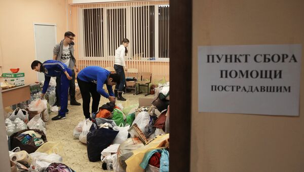 Волонтеры работают на пункте сбора гуманитарной помощи для жителей, пострадавших в результате взрыва бытового газа в многоэтажном доме по улице Космонавтов, в школе №33 города Волгограда Волонтеры работают на пункте сбора гуманитарной помощи для жителей, пострадавших в результате взрыва бытового газа в многоэтажном доме по улице Космонавтов, в школе №33 города Волгограда