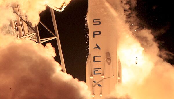 Старт американской ракеты Falcon 9 на космодроме на мысе Канаверал Старт американской ракеты Falcon 9 на космодроме на мысе Канаверал