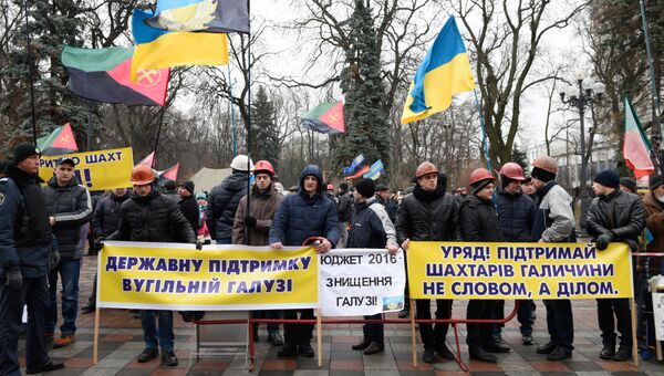 Украинские шахтеры на митинге у здания Верховной Рады Украины. Архивное фото Украинские шахтеры на митинге у здания Верховной Рады Украины. Архивное фото