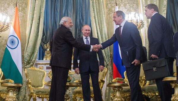 Президент России Владимир Путин и премьер-министр Индии Нарендра Моди во время официальной встречи в Кремле. 24 декабря 2015 Президент России Владимир Путин и премьер-министр Индии Нарендра Моди во время официальной встречи в Кремле. 24 декабря 2015