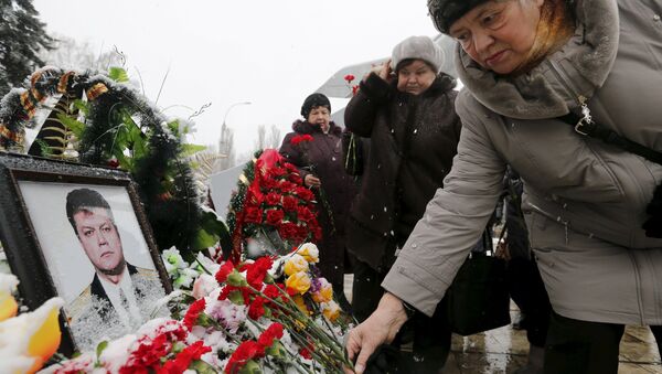 Цветы возле портрета погибшего подполковника Олега Пешкова во время прощания с ним в Липецке. Архивное фото Цветы возле портрета погибшего подполковника Олега Пешкова во время прощания с ним в Липецке. Архивное фото