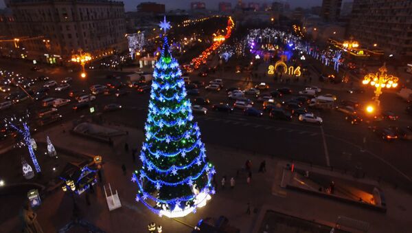 Новогодняя ель на Пушкинской площади Москвы. Съемка с воздуха Новогодняя ель на Пушкинской площади Москвы. Съемка с воздуха