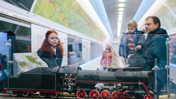 Посетители у макета паровоза Л-2344 Победа в передвижном выставочно-лекционном комплексе РЖД в Иваново Посетители у макета паровоза Л-2344 Победа в передвижном выставочно-лекционном комплексе РЖД в Иваново