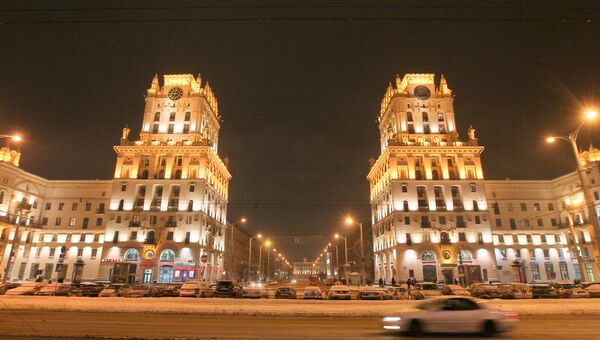 Ночной вид привокзальной площади центрального железнодорожного вокзала Минска. Архивное фото Ночной вид привокзальной площади центрального железнодорожного вокзала Минска. Архивное фото