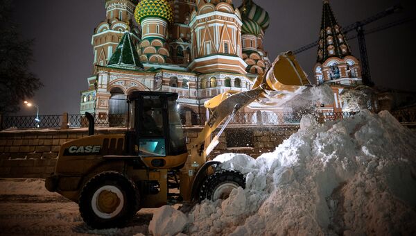 Уборка снега на Красной площади в Москве. Архивное фото Уборка снега на Красной площади в Москве. Архивное фото