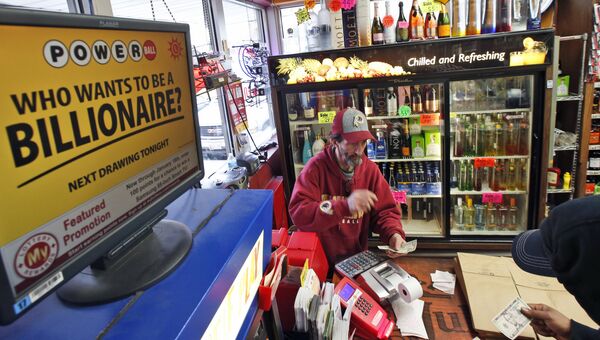 Мужчина покупает лотерейный билет Powerball. Архивное фото Мужчина покупает лотерейный билет Powerball. Архивное фото