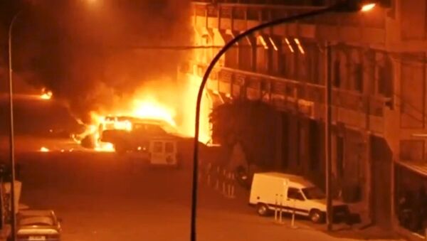 Ситуация возле захваченного террористами отеля в Уагадугу Ситуация возле захваченного террористами отеля в Уагадугу