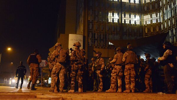 Cилы безопасности Буркина-Фасо у захваченного отеля в Уагудугу, 16 января 2016 Cилы безопасности Буркина-Фасо у захваченного отеля в Уагудугу, 16 января 2016