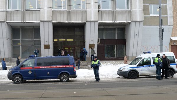 Сотрудники правоохранительных органов у здания на улице Вавилова в Москве, где был убит директор компании Мон-компани Николай Чалый и заместитель директора Анатолий Яковин Сотрудники правоохранительных органов у здания на улице Вавилова в Москве, где был убит директор компании Мон-компани Николай Чалый и заместитель директора Анатолий Яковин
