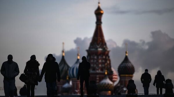 Люди на Красной площади в Москве. Архивное фото Люди на Красной площади в Москве. Архивное фото