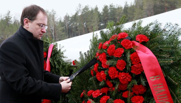 Министр культуры России Владимир Мединский во время возложения венка к месту памяти советским военнопленным в Собиборе Министр культуры России Владимир Мединский во время возложения венка к месту памяти советским военнопленным в Собиборе