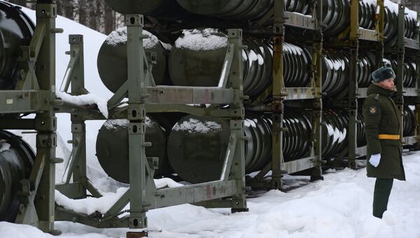 Военнослужащий у стеллажей с контейнерами зенитных ракет систем С-400 Триумф в Московской области Военнослужащий у стеллажей с контейнерами зенитных ракет систем С-400 Триумф в Московской области
