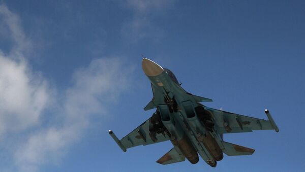 Российский истребитель-бомбардировщик Су-34 взлетает из аэропорта Латакии в Сирии. Архивное фото Российский истребитель-бомбардировщик Су-34 взлетает из аэропорта Латакии в Сирии. Архивное фото