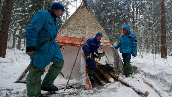 Участники экипажа МКС-54/55 во время тренировки по выживанию в зимнем лесу Участники экипажа МКС-54/55 во время тренировки по выживанию в зимнем лесу