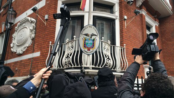 Журналисты в ожидании Джулиана Ассанжа возле посольства Эквадора в Лондоне, Великобритания. Архивное фото Журналисты в ожидании Джулиана Ассанжа возле посольства Эквадора в Лондоне, Великобритания. Архивное фото