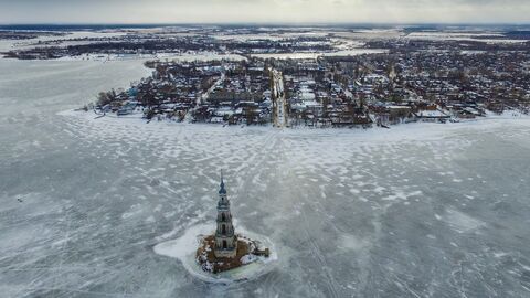 Затопленная водами Угличского водохранилища колокольня Никольского собора