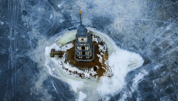 Затопленная водами Угличского водохранилища колокольня Никольского собора Затопленная водами Угличского водохранилища колокольня Никольского собора