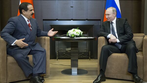 Президент России Владимир Путин во время переговоров с королем Бахрейна Хамадом бен Исой Аль Халифой. Февраль 2016 Президент России Владимир Путин во время переговоров с королем Бахрейна Хамадом бен Исой Аль Халифой. Февраль 2016