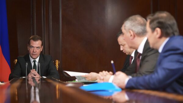 Председатель правительства РФ Дмитрий Медведев в подмосковной резиденции Горки проводит совещание с вице-премьерами РФ. Архивное фото Председатель правительства РФ Дмитрий Медведев в подмосковной резиденции Горки проводит совещание с вице-премьерами РФ. Архивное фото