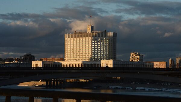 Вид на Дом Правительства Российской Федерации с Бородинского моста в Москве. Архивное фото Вид на Дом Правительства Российской Федерации с Бородинского моста в Москве. Архивное фото