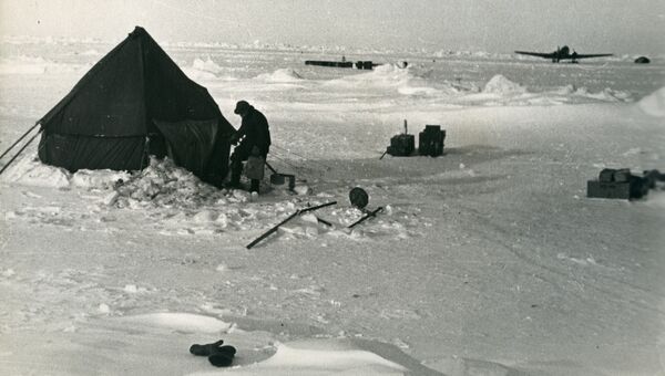 Лагерь воздушной экспедиции под руководством профессора Гаккеля Я.Я. 1948 Лагерь воздушной экспедиции под руководством профессора Гаккеля Я.Я. 1948