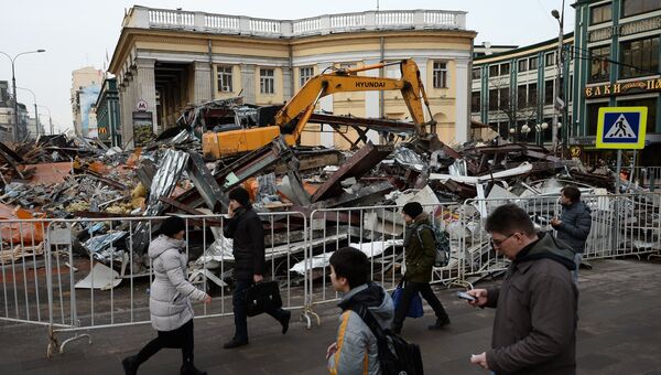 Сотрудники коммунальных служб сносят незаконно построенные торговые павильоны у метро Новослободская в Москве. Архивное фото Сотрудники коммунальных служб сносят незаконно построенные торговые павильоны у метро Новослободская в Москве. Архивное фото