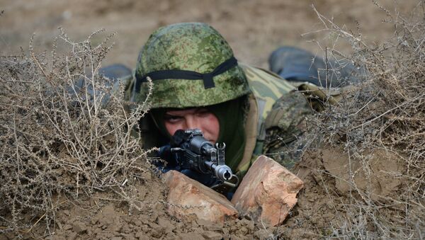 Военнослужащий во время военных учений. Архивное фото Военнослужащий во время военных учений. Архивное фото