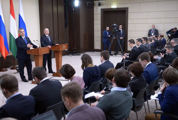 Президент России Владимир Путин и премьер-министр Венгрии Виктор Орбан во время совместной пресс-конференции в подмосковной резиденции Ново-Огарево Президент России Владимир Путин и премьер-министр Венгрии Виктор Орбан во время совместной пресс-конференции в подмосковной резиденции Ново-Огарево