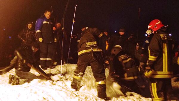 Спасатели МЧС расчищают от снега места схода лавины в городе Кировске мурманской области. 19 февраля 2016 год Спасатели МЧС расчищают от снега места схода лавины в городе Кировске мурманской области. 19 февраля 2016 год