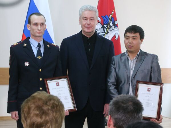 Мэр Москвы Сергей Собянин награждает Артёма Королюка и Марата Исаева за спасение женщины 11 февраля 2016 года на станции Красносельская Московского метрополитена Мэр Москвы Сергей Собянин награждает Артёма Королюка и Марата Исаева за спасение женщины 11 февраля 2016 года на станции Красносельская Московского метрополитена