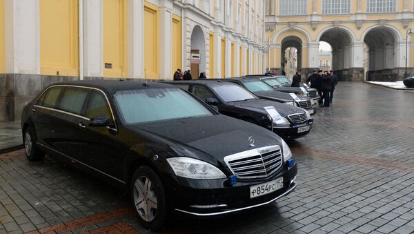 Автомобиль Мерседес-Бенц S600L, представленный в рамках технической выставки, посвященной 95-летию Гаража особого назначения Автомобиль Мерседес-Бенц S600L, представленный в рамках технической выставки, посвященной 95-летию Гаража особого назначения
